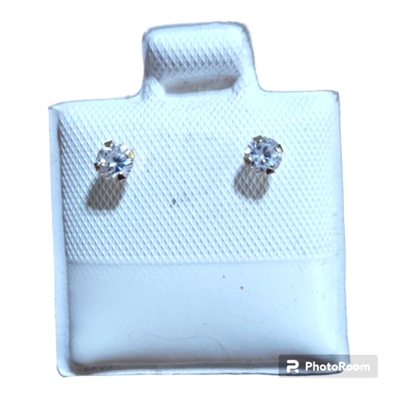 Jewelry - 14k yellow gold round diamond stud earrings❤️